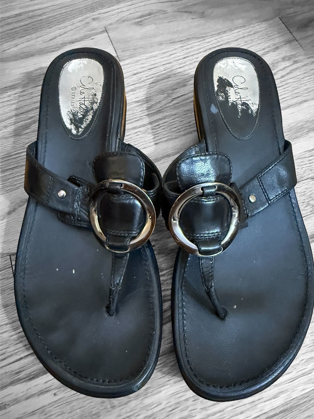 Cole Haan Air Sandals Black Leather Wedge Thong Slip On Metal Ring Size 9 1/2 B